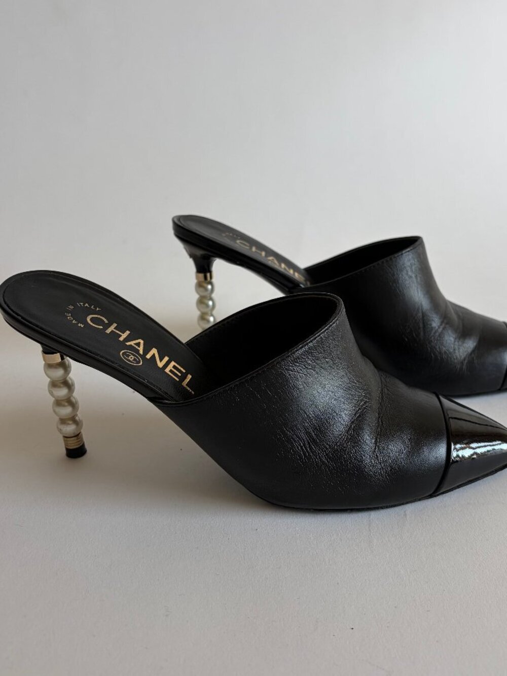 CHANEL 2020 CC LOGO PEARLS HEELS MULES